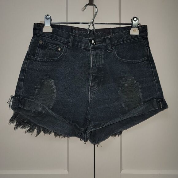 One teaspoon distressed dark denim shorts, 10/28 - Picture 5 of 9
